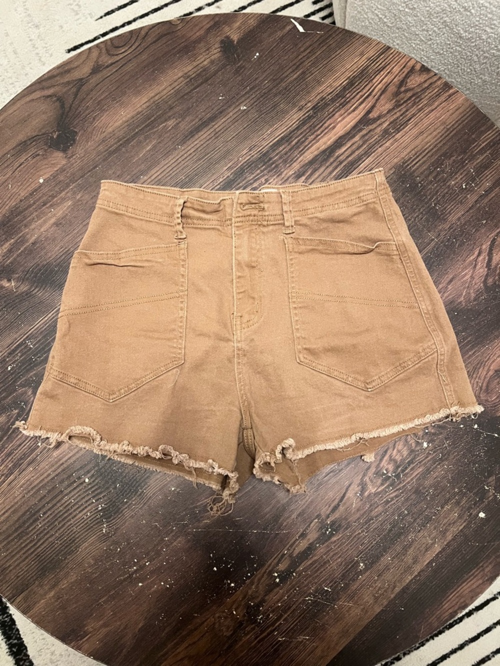 Listicle High-Waist Frayed Hem Shorts in Tan
